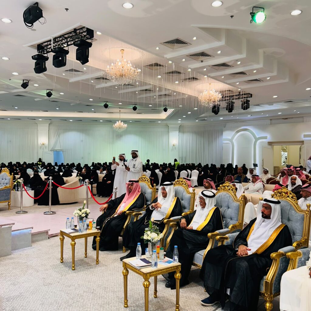 مساعد مدير تعليم الأحساء يكرّم الطلاب والطالبات المتفوقين من مستفيدي الطرف الخيرية