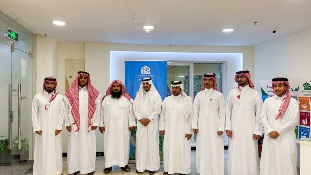 طلاب قانون البيئة بجامعة الملك فيصل يزورون جمعية البيئة الخضراء بالأحساء