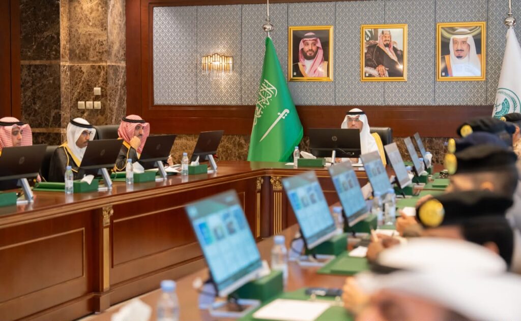 محافظ الأحساء يناقش خطط الطوارئ والاستعدادات الوقائية لموسم السيول